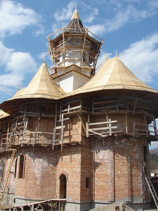 Biserica - vedere exterioară